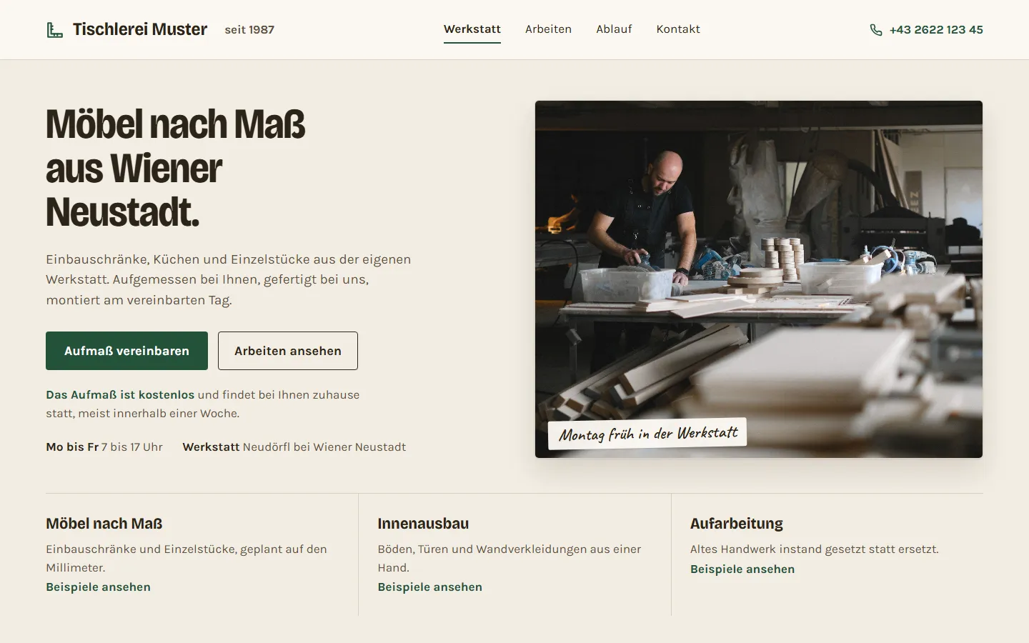 Dieselben Inhalte als helle, aufgeräumte Webseite: Möbel nach Maß, Foto der Werkstatt, Anfrage-Schalter, Öffnungszeiten